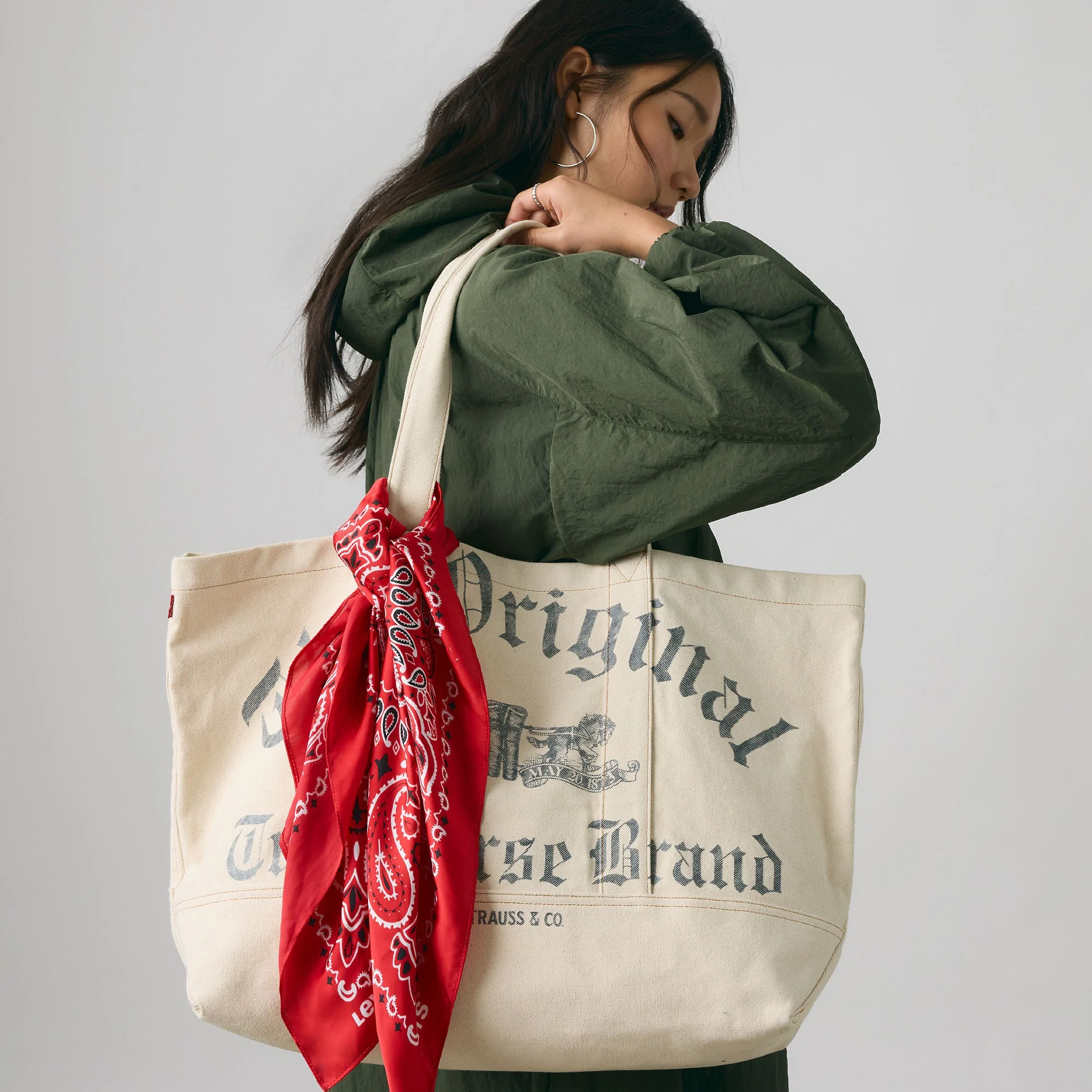 Levi's® Women's XL Graphic Tote Bag - Image 2