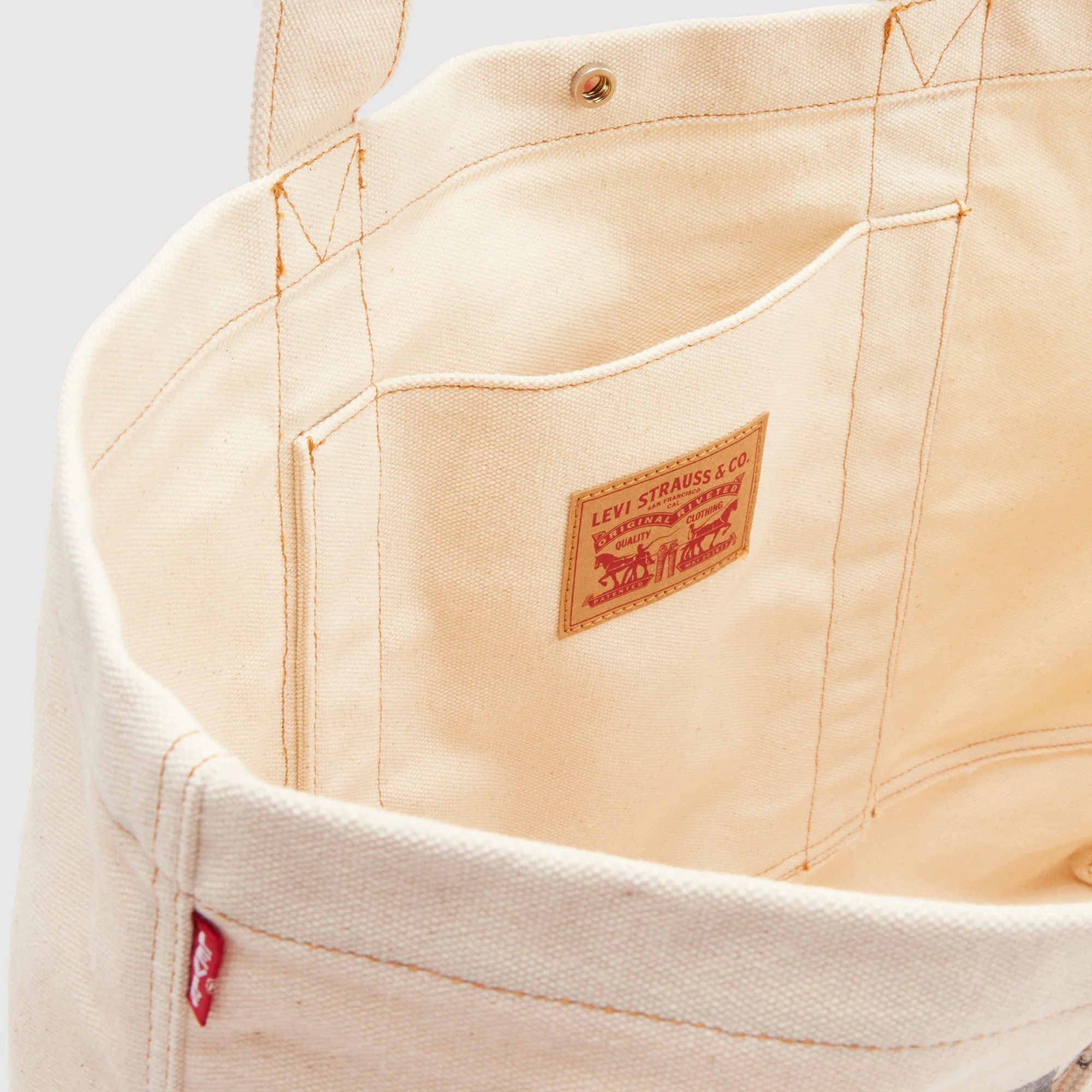 Levi's® Women's XL Graphic Tote Bag - Image 6